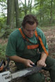Click to see it big Ich mit Kettensäge, Impression aus dem Wald